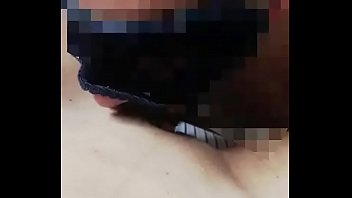 Соло мастурбация выбритой дырочки перед камерой брюнеткой в колготочках
